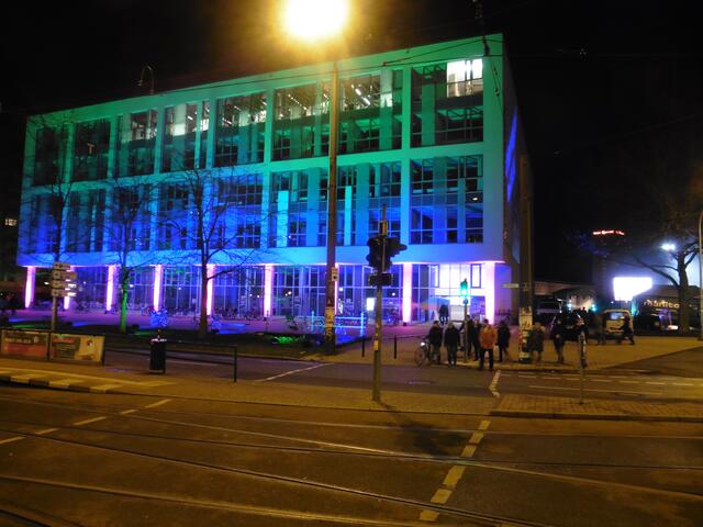 Stadt- und Landesbibliothek, rechts im Hintergrund der rote Schriftzug "Hotel Mercure"