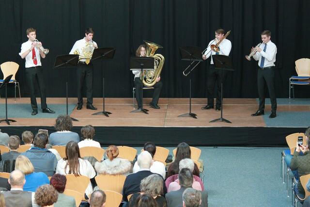 Das Blechbläserquintett „Misstune Brassers“ von der Stadtkapelle Neu-Ulm eröffnete die Abschlussveranstaltung. Mit 96 Punkten wurde das Ensemble Verbandssieger und ist zum Landeswettbewerb weitergeleitet.
