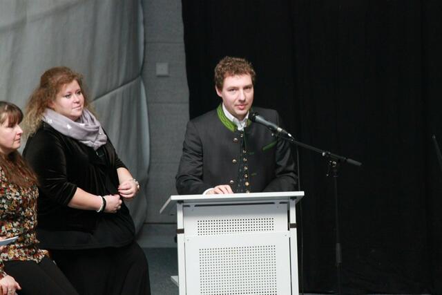 Der Referatsleiter für Wettbewerbe Markus Thaler bei der Urkundenverleihung.