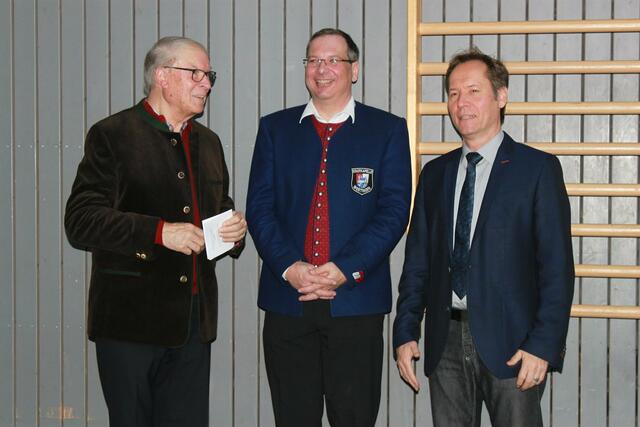 Der stellvertretende Landrat des Landkreises Dillingen Hans-Jürgen Weigl, der Präsident der Stadtkapelle Wertingen, Christian Hof und der 1. Bürgermeister der Stadt Wertingen, Willy Lehmeier im Gespräch nach der gelungenen Abschlussveranstaltung.