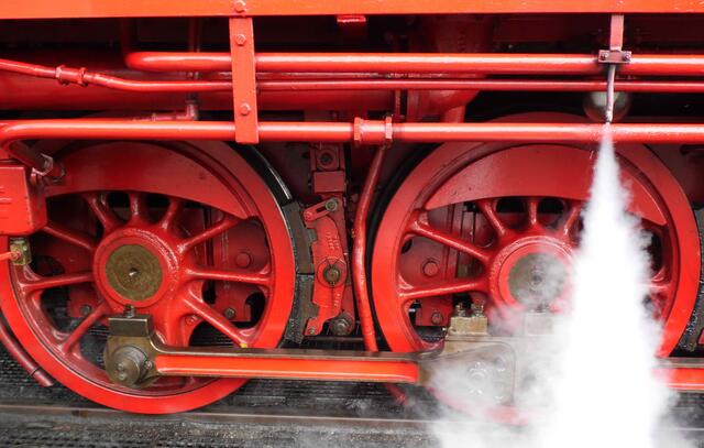 Auslöser war die Industrielle Revolution, die mit Erfindung der Dampfmaschine viele Fortschritte brachte.