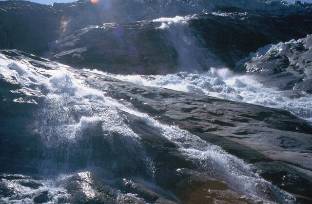 Gewaltige Wassermassen werden weltweit freigesetzt. Sie werden den Meeresspiegel deutlich ansteigen lassen und in den Gebirgen, in denen die Permafrostböden auftauen, so dass diese instabiler werden, zu einem Großteil versiegen.