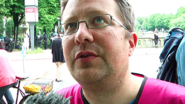 Anwalt mit Durchblick: "Hier finden derzeit keine Straftaten statt", erklärt Björn Elberling vom LEGAL TEAM gegenüber Max Bryan (Standbild: Max Bryan)
