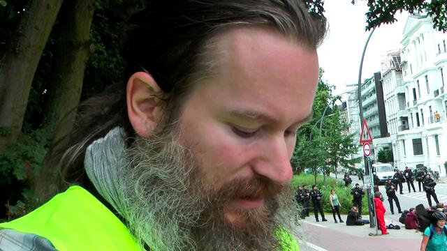 Auch wir von der Presse wurden aufgefordert zu gehen, obwohl wir ganz klar als Pressevertreter  erkennbar waren. Allerdings ruderten sie postwendend zurück, denn solange die Presse die Polizei nicht behindert, dürfen sie die Presse auch nicht wegschicken. Wäre ja auch noch schöner!!! Sind hier ja nicht in Russland! :-)