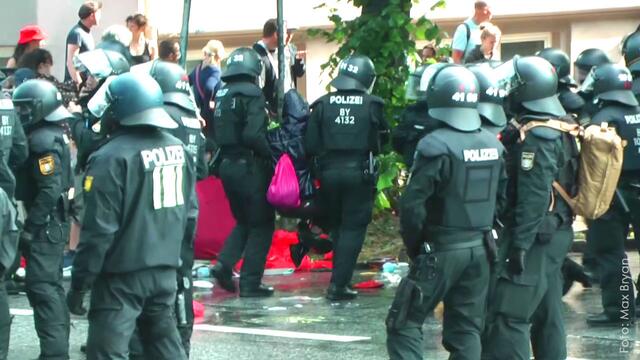 Da half nur noch wegtragen. :-) Aufgrund des riesigen Presse-Auflaufs verhielt die Polizei sich an jenem Morgen m.E. ERSTMALIG lehrbuchmäßig. Eine echte Ausnahme - in Betrachtung all der anderen Gipfel-Tage. (Foto: Max Bryan) www.g20-doku.org