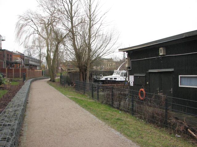Öffentlicher weg zwischen deralten Brauerei und dem Bootshäusern am Ziegelsee