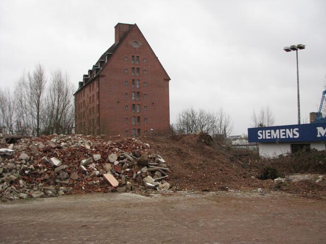 Hotel Speicher mit neuen Bauplatz im Vordergrund