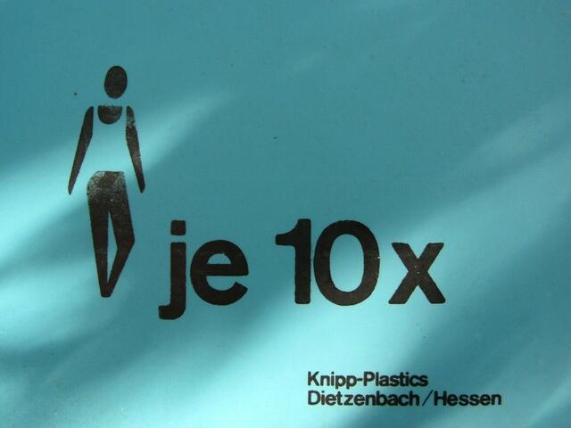 Herstellerangabe auf einem Stationsschild