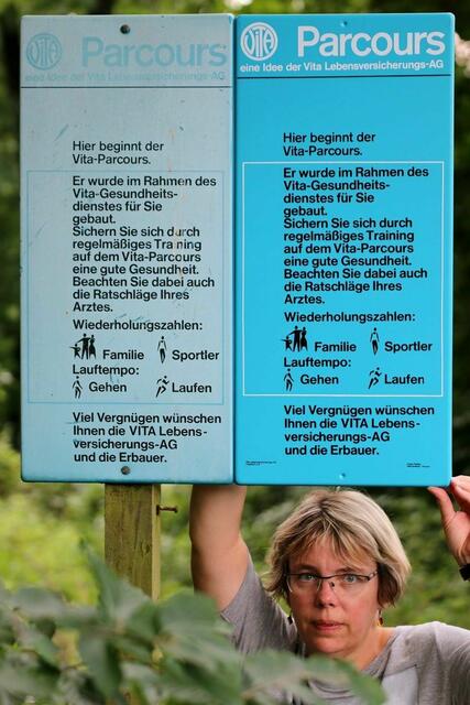 Startschild am Vita-Parcours in der neueren Version. Das linke Exemplar stammt vom früheren Vita-Parcours in Stadtallendorf. Das rechte ist fabrikneu. (25.06.2016)