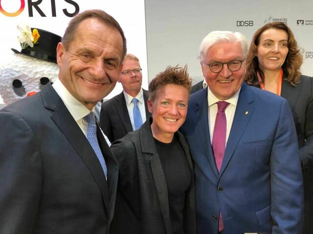 Weltmeisterin, Moderatorin und Sängerin Tina Schüssler zusammen mit Bundespräsident Frank-Walter Steinmeier und dem DOSB Präsident Alfons Hörmann in Berlin | Foto: Clemens Brocker