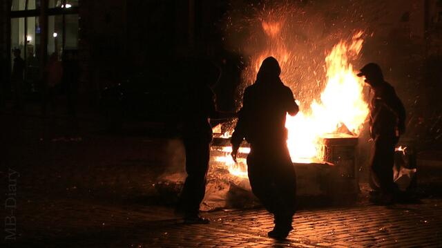 Meine 1. Aufnahme von brennenden Barrikaden im Hamburger Schanzenviertel vom 1. Mai 2010. Die Bewegtbilder dazu sind bis heute unveröffentlicht. (Standbild: Max Bryan)