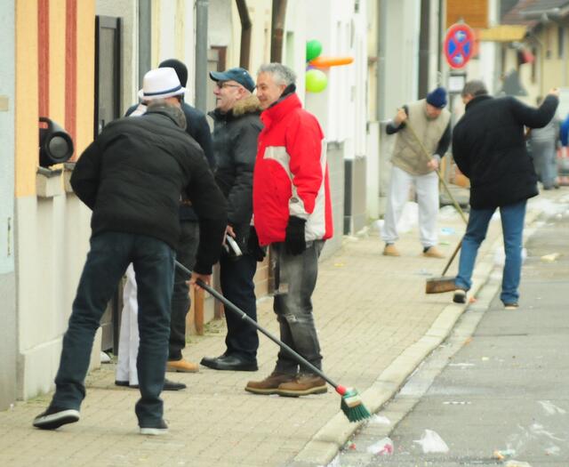 während hier schon aufgeräumt wird wird woanders weitergefeiert ...