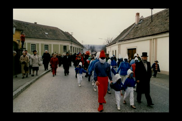 Der Zug passiert die Abzweigung Berggasse (links) …