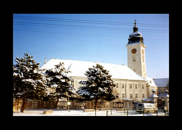 Volksschule und Stadtpfarrkirche Retz.