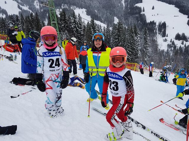 vor dem Start noch ein Lächeln für den Fotografen,Maja, Amelie und Trainer Niklas Regler