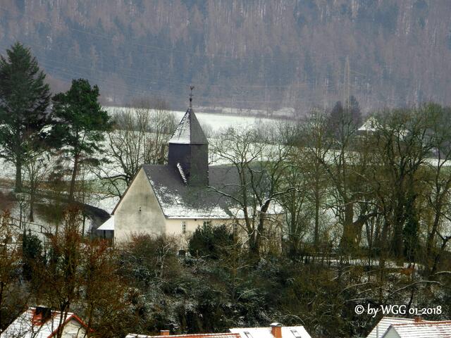Die kleine Kirche über dem Dorf.