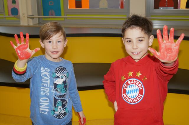 Simon und Max mit Roter Hand
