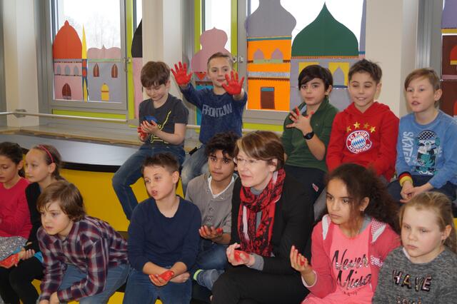 Die Bundestagsabgeordnete Ulrike Bahr inmitten der Kinder der Klasse 3b