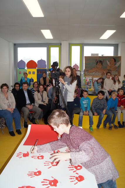 Eltern der Kinder, die Klasse 3a und a-TV beim Filmen der rote Hand Aktion