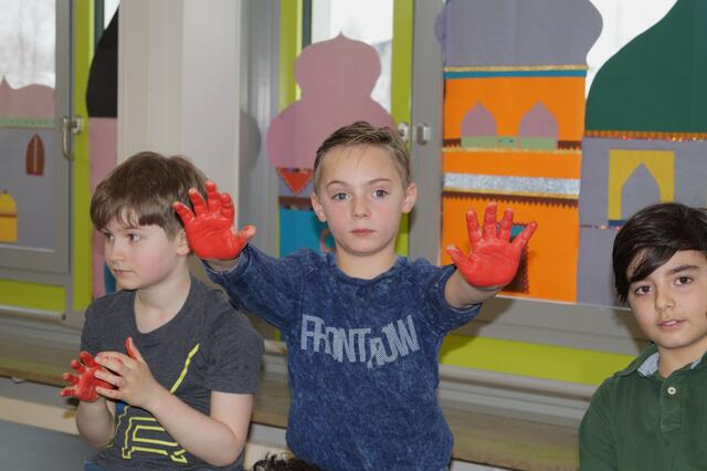 Leon und Eliah mit roter Hand