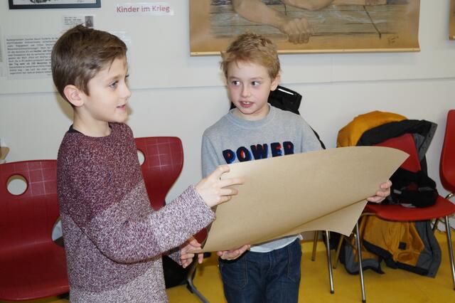 Noel und Pauli beim Vortragen ihrer Kinderrechte