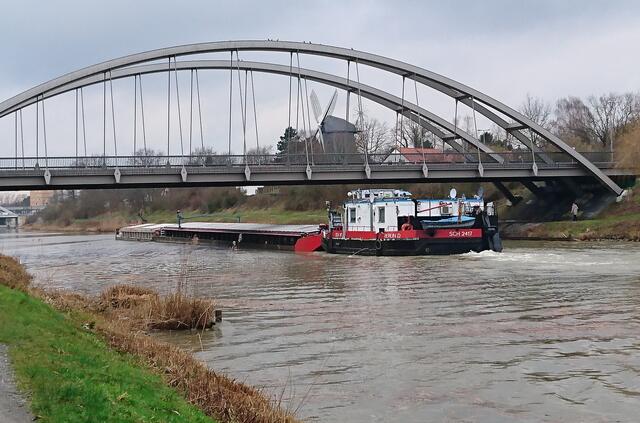 Derselbe Bildausschnitt mit Schiff