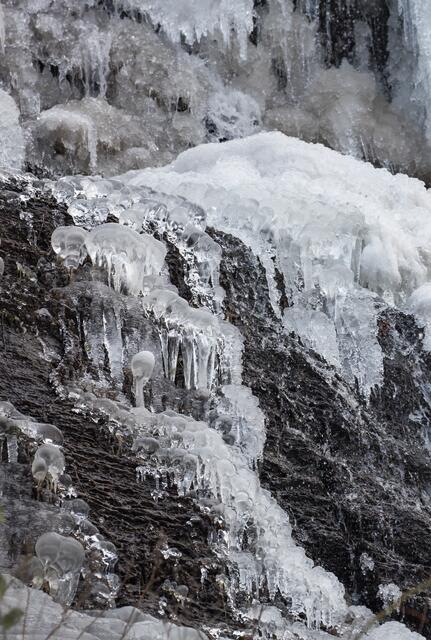 Romlerhaller Wasserfall - Eiszapfen an Eiszapfen