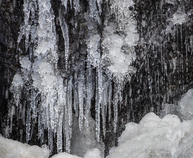 Radau Wasserfall - Tropfsteinhöhle aus Eis