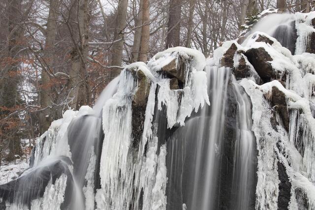 Radau Wasserfall -  Eis und fließendes Wasser