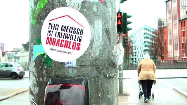 Obdachlose Tina (64) - auch sie wird jeden Morgen von der Stadt vor die Tür gesetzt. Das Winternotprogramm gilt nur nachts - tagsüber müssen alle raus in die Kälte.