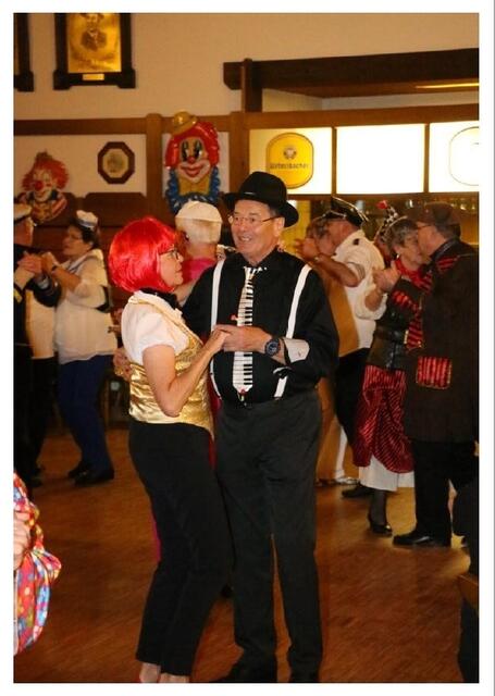 Das ist doch....genau, der "alte" Chorleiter... | Foto: Christian Scharrer