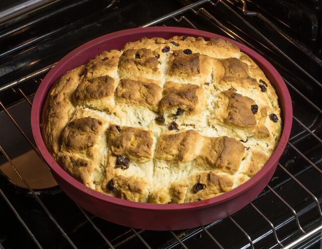 19. Sabina Scherers Küche: Osterfladen nach Omas Art - Bei 180° Ober- / Unterhitze 30-40 Minuten backen.