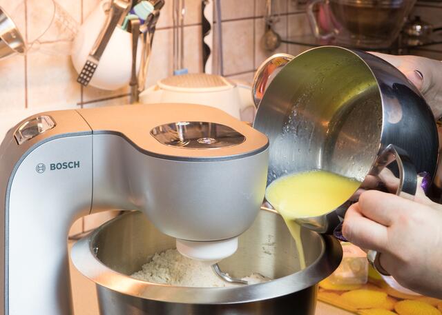 10. Sabina Scherers Küche: Osterfladen nach Omas Art - Die restliche Milch mit der geschmolzenen Butter zum Teig geben. Gut verkneten und mindestens 30 Minuten ruhen lassen