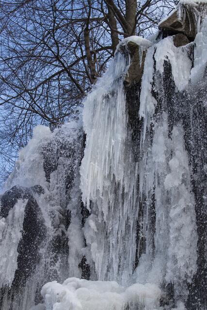 Radau WAsserfall - blauer Himmel, Eis und Wasser