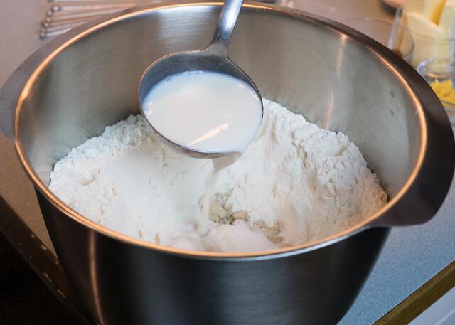 4. Sabina Scherers Küche: Osterfladen nach Omas Art - Lauwarme Milch mit der Hefe in der Mehlkuhle verrühren
