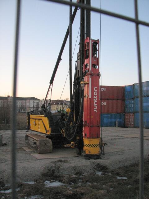 Schweres Gerät zur Erschließung von Buagrund.