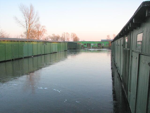 Zahlreiche Bootshäuser säumen das Ufer am Neubaugebiet.