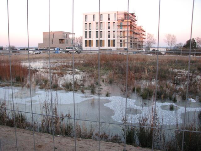 Hinter dem Zaum wartet ein weiteres Grundstück erschlossen zu werden.
