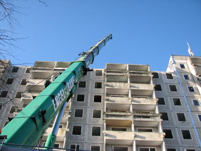 Gleichzeitig werden im Mueßer Holz ganze Hochhäuser mit Fördermitteln vom Bund abgerissen.