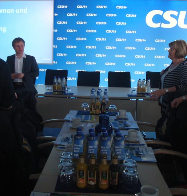 Herr Günther Leinfelder begrüßt die  Friedberger