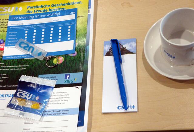 Dann kam der Vortrag. Jeder hatte auf seinem Platz einiges liegen