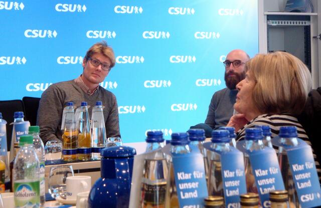 Die beiden Studenten warten auf ihren Auftritt