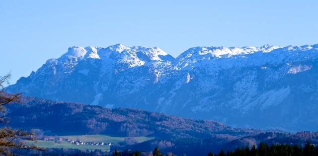 Blick aus dem Fenster auf die noch schneebedeckten Berge