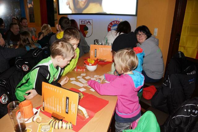 Die kleinsten Eishockeyfans nutzen die Drittelpausen zum Spielen