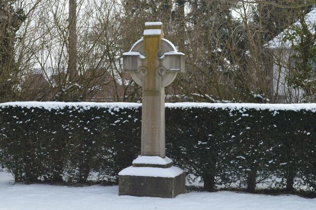 Keltisches Kreuz auf dem alten Friedhof - Wo findet die Seele die Heimat, die Ruh? Die Heimat der Seele ist droben im Licht