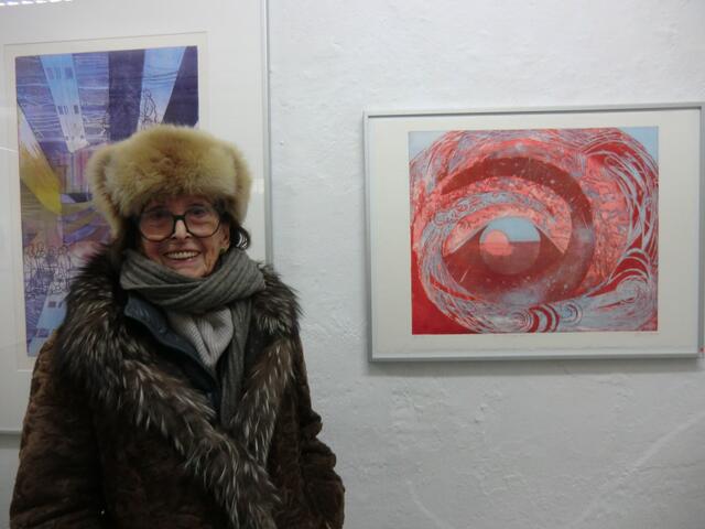 Barbara Dix mit zweien der Farbradierungen in der  alten Diedorfer Dorfschmiede