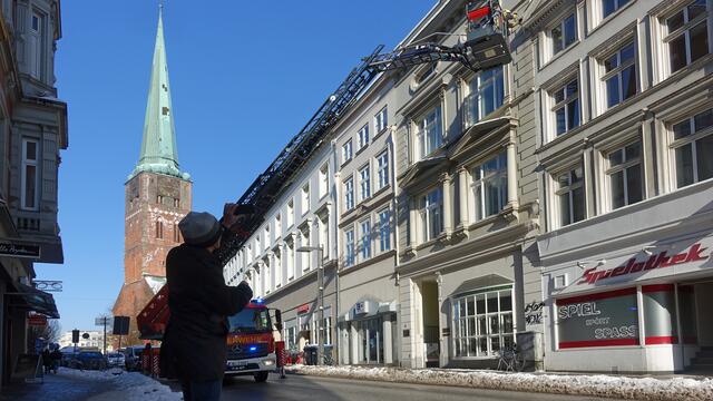 Einsatz der Feuerwehr, im Hintergrund die Jakobikirche. Foto: Helmut Kuzina