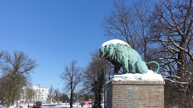 Löwenskulptur auf der Burgtorbrücke. Foto: Helmut Kuzina
