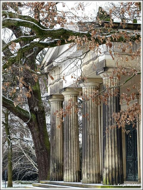 Mausoleum im winterlichen Berggarten Herrenhausen (Foto: Katja Woidtke)