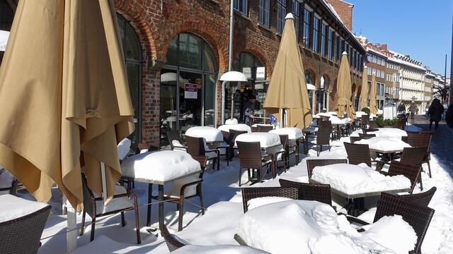 Straßencafé vor dem Kanzleigebäude. Foto: Helmut Kuzina